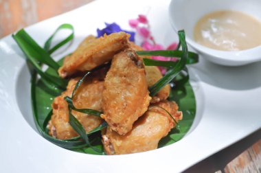 Kızarmış tavuk mu yoksa soslu kızarmış tavuk mu?