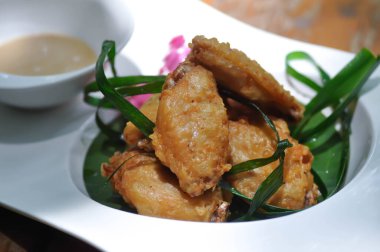 Kızarmış tavuk mu yoksa soslu kızarmış tavuk mu?