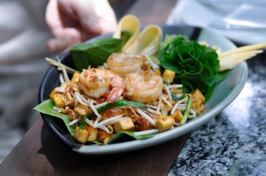 Karidesli erişte ya da kızarmış erişte, Tayland eriştesi ya da Pad Thai