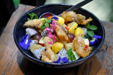 Balık salatası, balık ve meyve, kızarmış balık ve meyve salatası