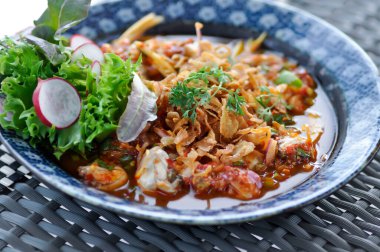 İstiridye salatası, kabuklu salata veya Tayland salatası.