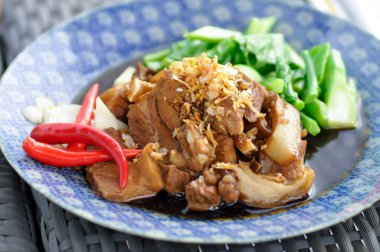 Güveç, sebze soslu domuz eti.