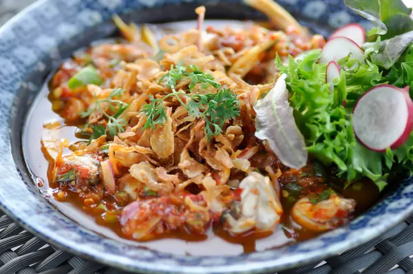 İstiridye salatası, kabuklu salata veya Tayland salatası.