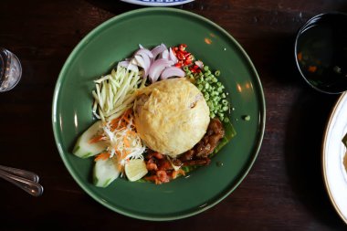 Karides ezmeli pilav, kızarmış pilav ya da yumurta ve sebzeli kızarmış pilav.