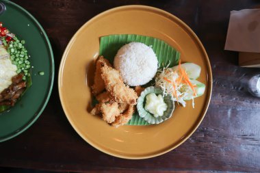 Kızarmış balık ve pilav, kızarmış tilapia balığı.