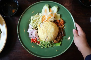 Karides ezmeli pilav, kızarmış pilav ya da yumurta ve sebzeli kızarmış pilav.