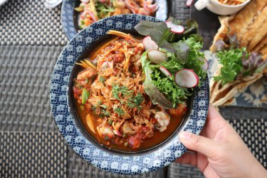 İstiridye salatası, kabuklu salata veya Tayland salatası.