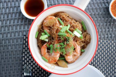 Vermicelli 'li fırında karides, karidesli ve erişteli kızarmış vermicelli.