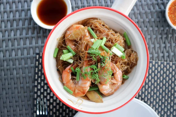 Vermicelli 'li fırında karides, karidesli ve erişteli kızarmış vermicelli.