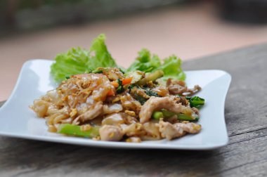 Erişte, kızarmış erişte ya da çorbasız şehriye.