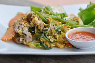 Kızarmış sebzeli domuz eti ve sukiyaki.