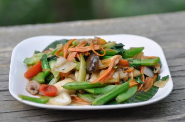 Kızarmış sebze, domuz eti ve sebze salatası.