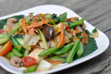 Kızarmış sebze, domuz eti ve sebze salatası.