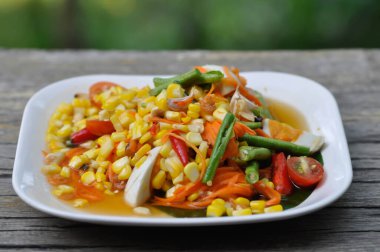 Mısır salatası, sebze salatası veya baharatlı salata.
