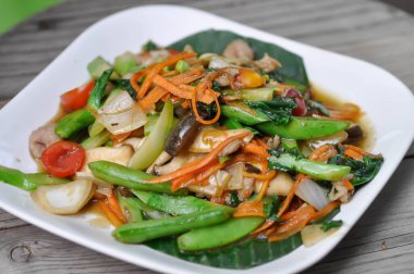 Kızarmış sebze ve domuz eti.