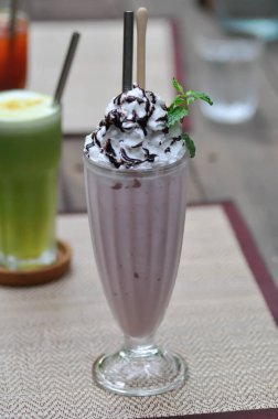 Çilekli yoğurtlu smoothie, kremalı çilekli dondurma.