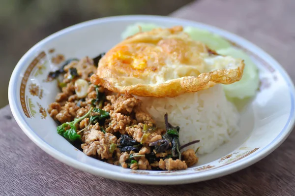 Aduk Daging Babi Goreng Dengan Pasta Cabai Kemangi Suci Dan — Stok Foto