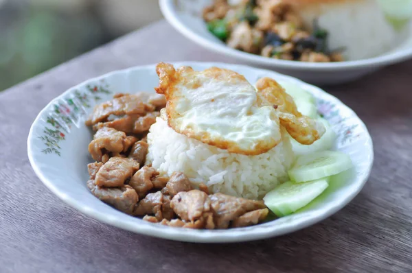 Nasi Dengan Babi Goreng Dengan Bawang Putih Goreng — Stok Foto