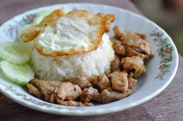 Nasi Dengan Babi Goreng Dengan Bawang Putih Goreng — Stok Foto