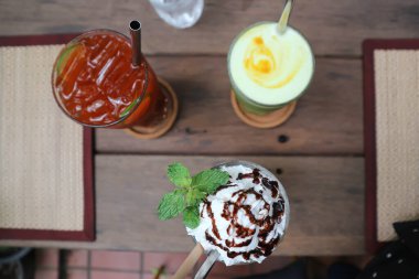 Limon çayı, dondurma ve yeşil çay.