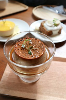 Muhallebi, muhallebi ya da panna cotta ya da muhallebi ve pasta.