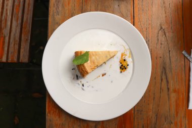 Peynirli turta ya da peynirli kek, çarkıfelek meyveli kek