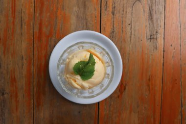 Dondurma veya vanilyalı dondurma, bir fincan dondurma.