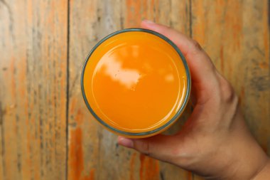 Masada portakal suyu ve meyve suyu var.