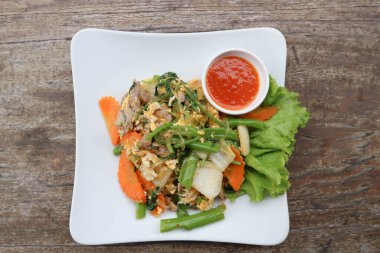 Kızarmış sebzeli domuz eti ve sukiyaki.