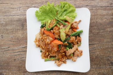 Kızarmış erişte, sade şehriye ya da çorbasız şehriye.