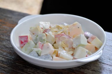 meyve salatası, elma ve kavun salatası veya karışık meyve salatası.