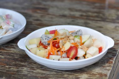 meyve salatası, elma ve ejderha meyve salatası veya baharatlı salata