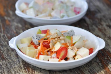 meyve salatası, elma ve ejderha meyve salatası veya baharatlı salata