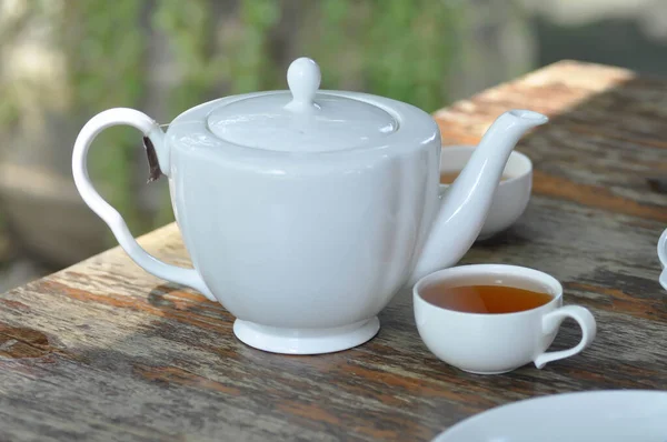 Teetasse Und Teekanne Auf Dem Tisch — Stockfoto