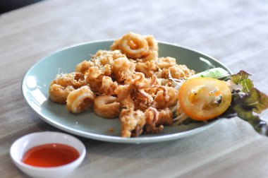 Kalamar ya da kızarmış kalamar ve sos.