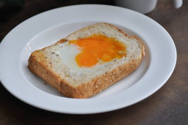 tost veya yumurta tostu, yumurtalı sandviç ve sıcak içecek.