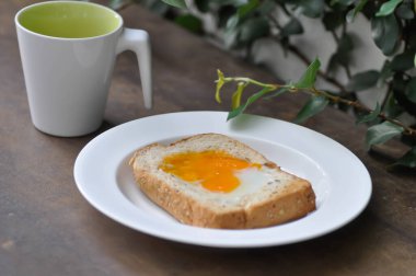 tost veya yumurta tostu, yumurtalı sandviç ve sıcak içecek.