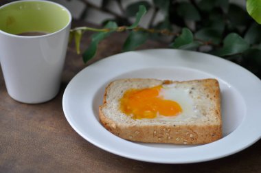 tost veya yumurta tostu, yumurtalı sandviç ve sıcak içecek.