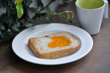 tost veya yumurta tostu, yumurtalı sandviç ve sıcak içecek.