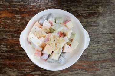 meyve salatası, servis için elma salatası.