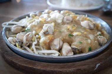 İstiridye omleti ya da yumurta ve sebzeli kızarmış istiridye, kabuklu omlet.