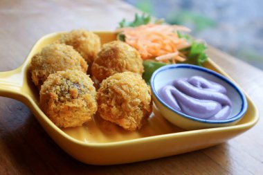 Patates topu, soslu peynir topları.