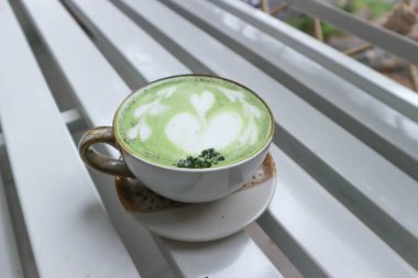 Sütlü yeşil çay, masada macha yeşil çay