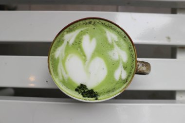 Sütlü yeşil çay, masada macha yeşil çay