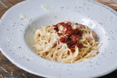 Spagetti veya spagetti carbonara, makarna.