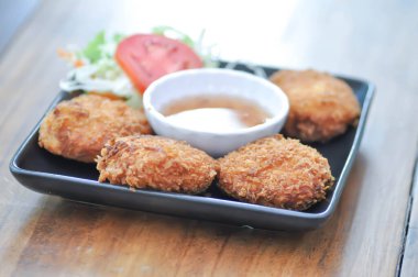 Karides topu, kızarmış karides topu ya da kızarmış karides topu.