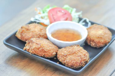 Karides topu, kızarmış karides topu ya da kızarmış karides topu.