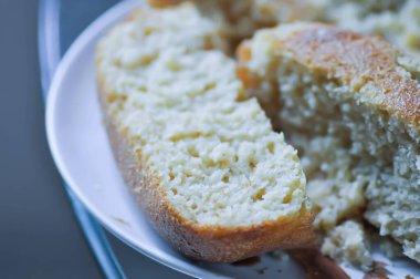 ekmek, tam buğday ekmeği veya ekşi ekmek veya bir somun ekmek veya kızılcık ve tam tahıllı ekmek veya ev yapımı fırın