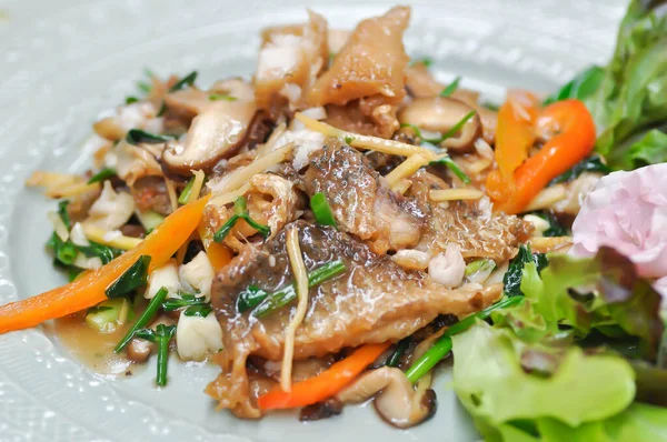 Kızarmış balık karıştır, kızarmış levrek karıştır ya da servis için havuç ve zencefil ile kızarmış midye karıştır