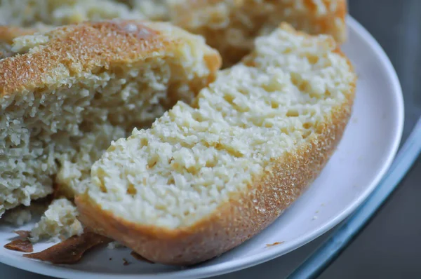 ekmek, tam buğday ekmeği veya ekşi ekmek veya bir somun ekmek veya kızılcık ve tam tahıllı ekmek veya ev yapımı fırın